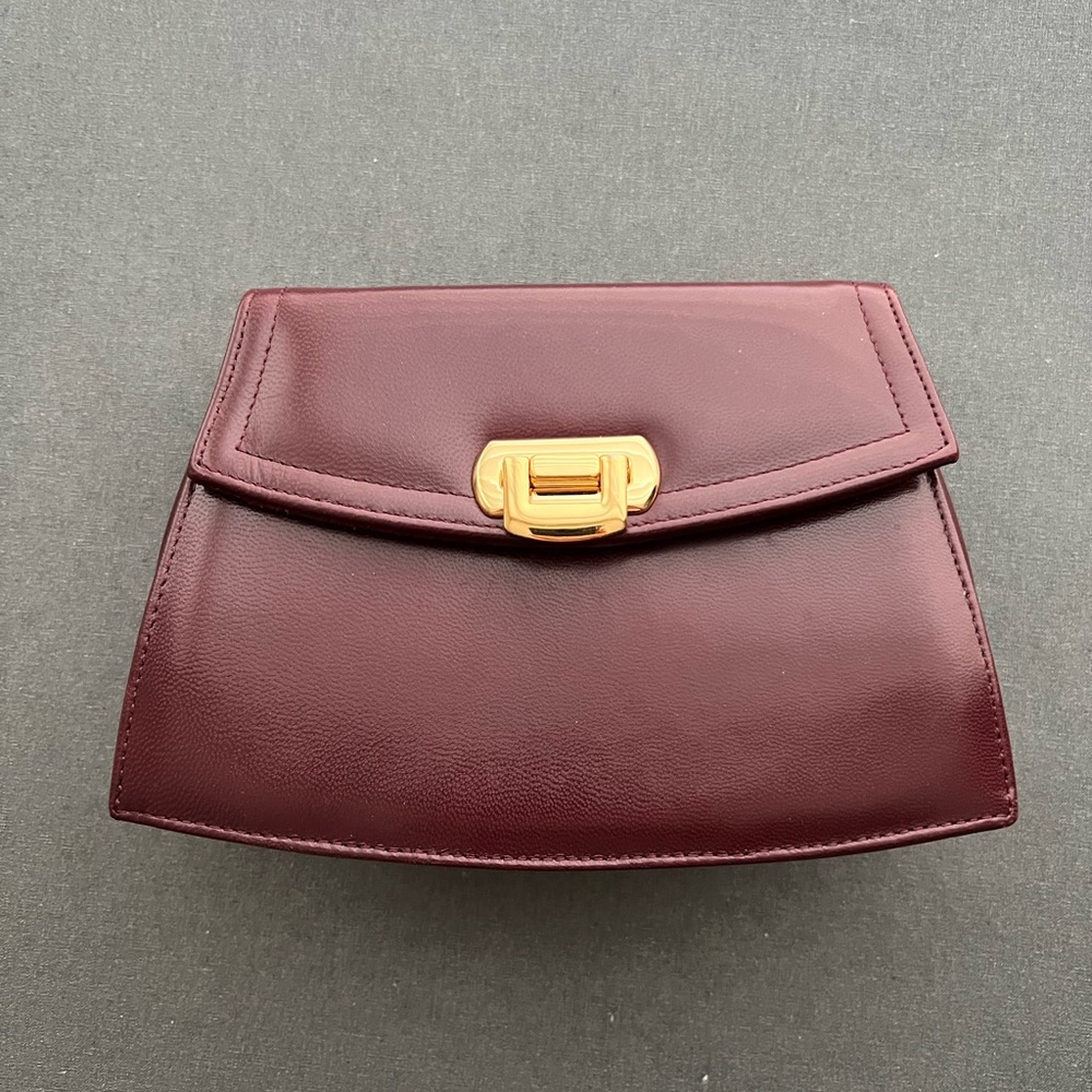 Handbag in this year’s trending color!